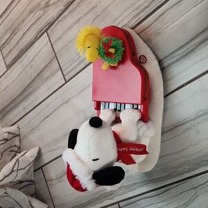 2009 Hallmark Snoopy  Animated Lights and music works, but snoopy does move